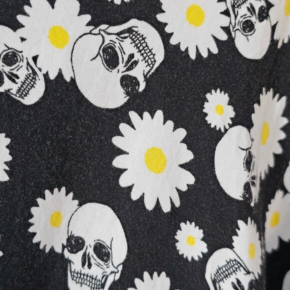 Skulls and Daisies Button Up Shirt Hot Topic Size Medium Jrs Oversized Fit - Picture 3 of 8